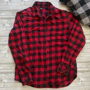 Buffalo Plaid buttoned down long sleeves all buttons are complete.